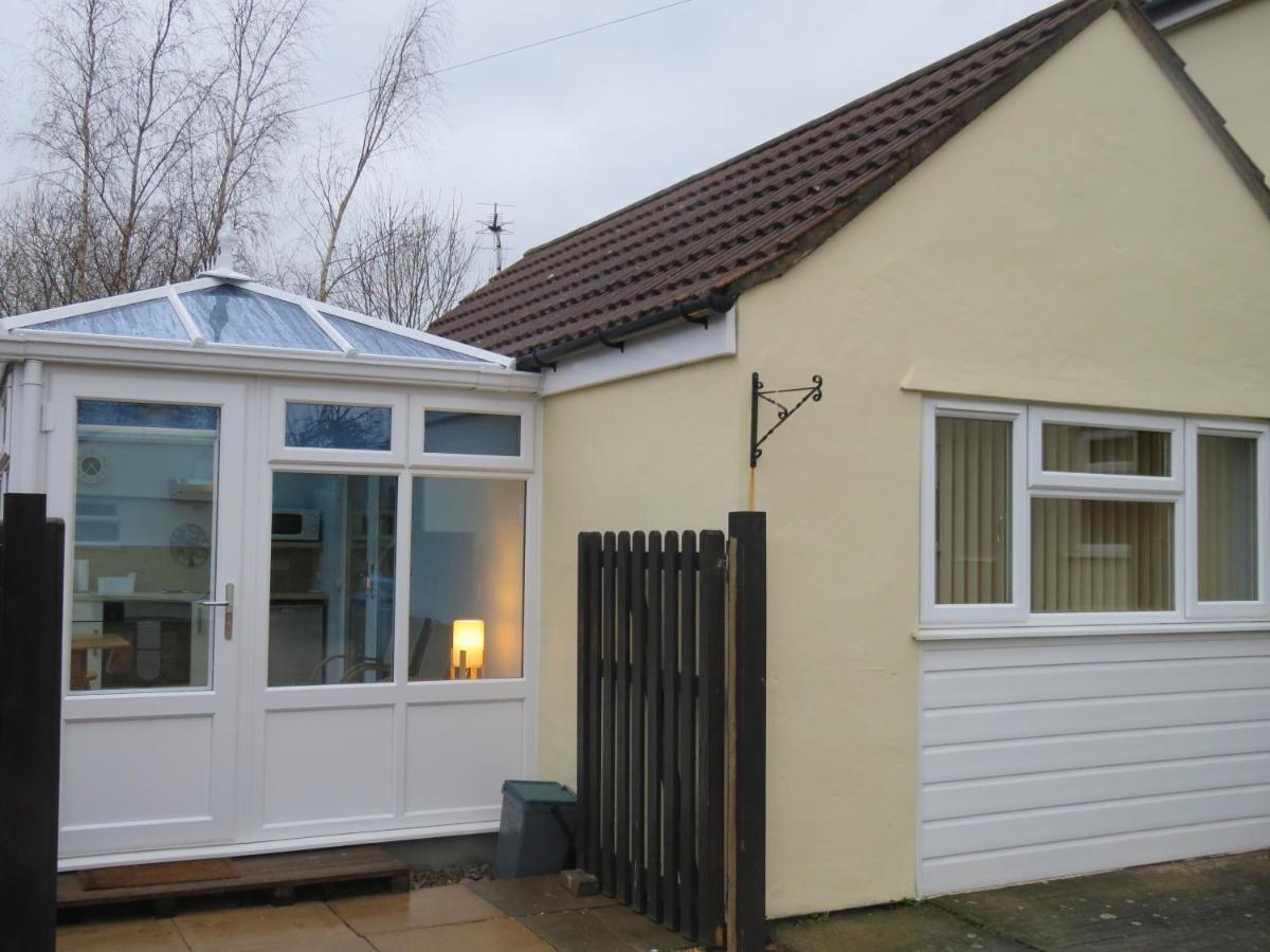 Little Orchard Apartment Yate Exterior foto